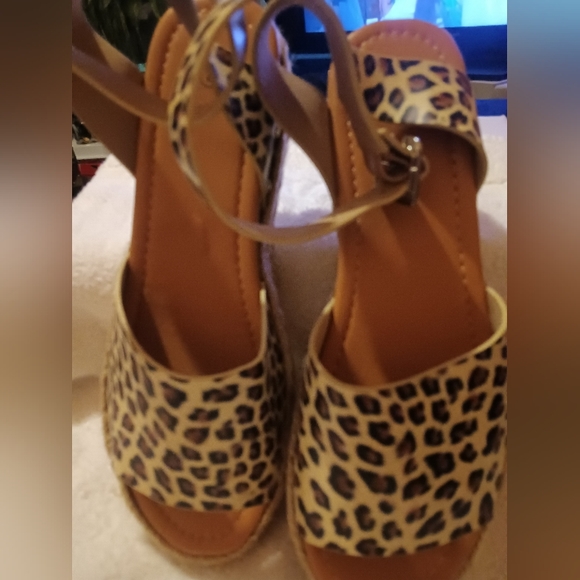 Shoes - Picture 3 of 4